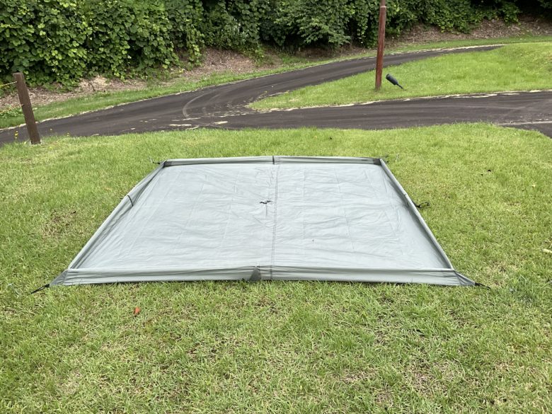 グランドシートをペグで固定した状態