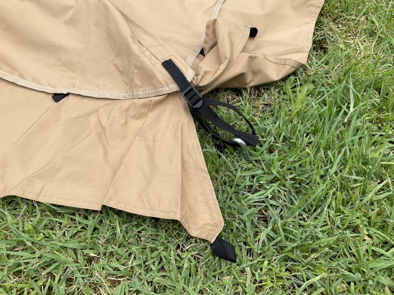 テントの角をペグで固定