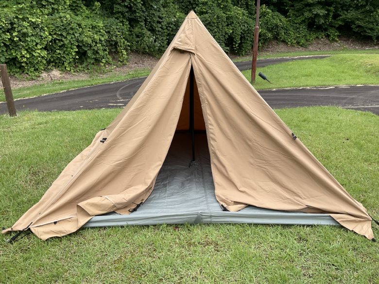 センターポールでテントを立ち上げている