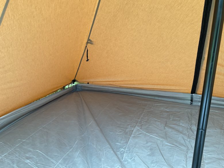 テント内部・スカートとグランドシートの接合部